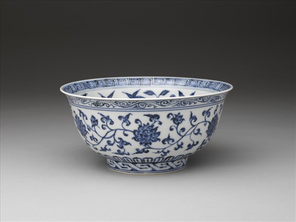 青花轉枝番蓮紋碗