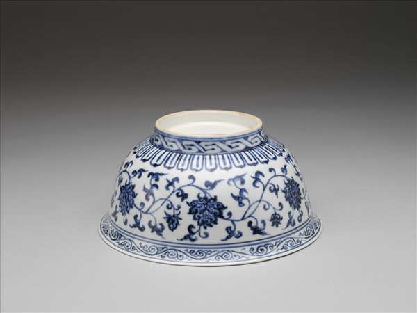 青花轉枝番蓮紋碗