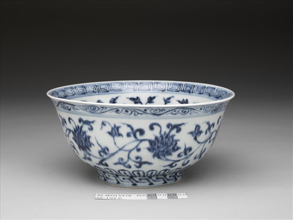 青花轉枝番蓮紋碗