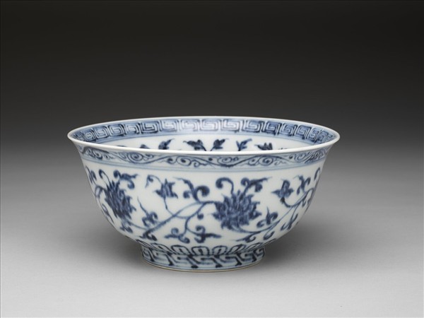 青花轉枝番蓮紋碗