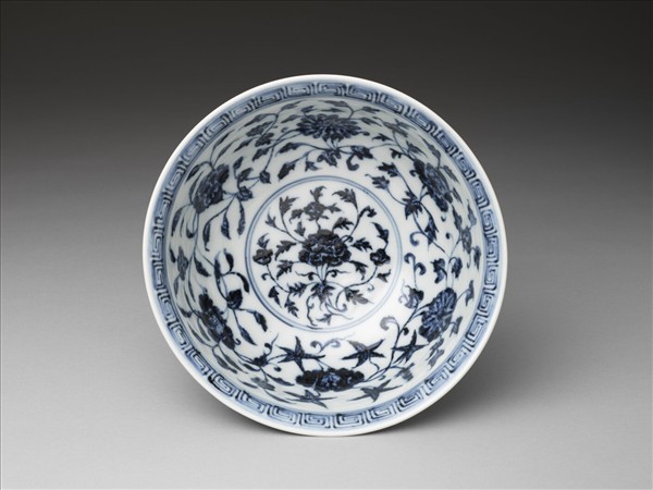 青花轉枝番蓮紋碗