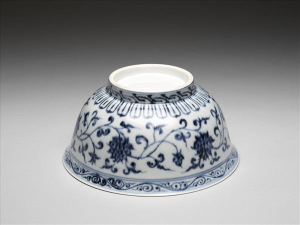 青花轉枝番蓮紋碗