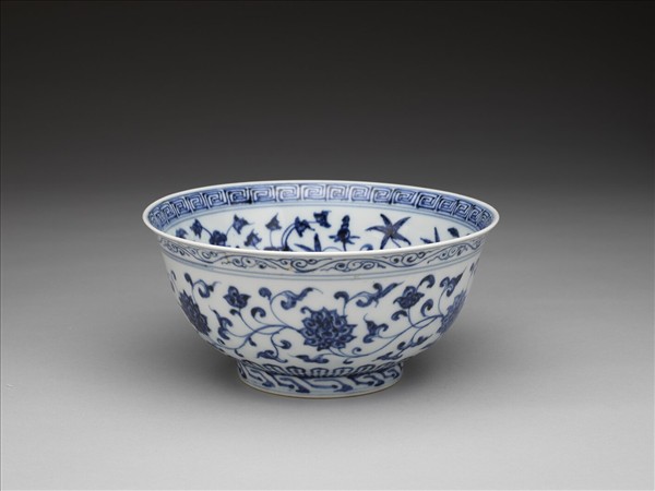 青花轉枝番蓮紋碗