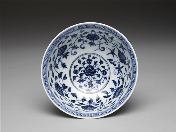 青花轉枝番蓮紋碗