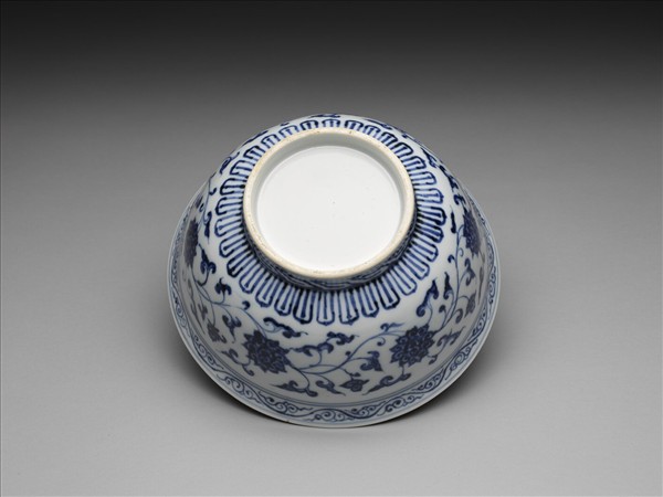 青花轉枝番蓮紋碗