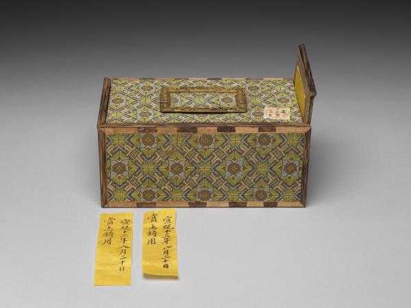 乾隆「采挹流霞」箱