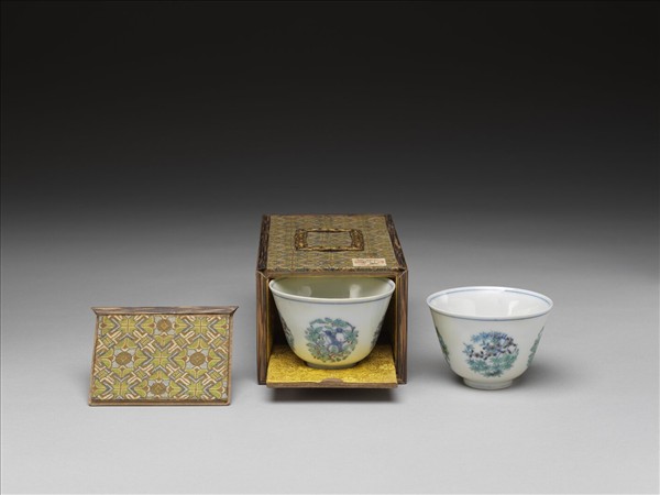 鬥彩團花鳥紋杯