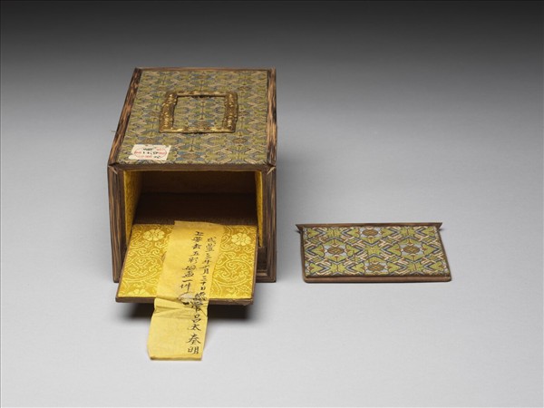 鬥彩團夔龍紋杯