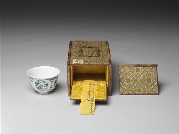 鬥彩團夔龍紋杯