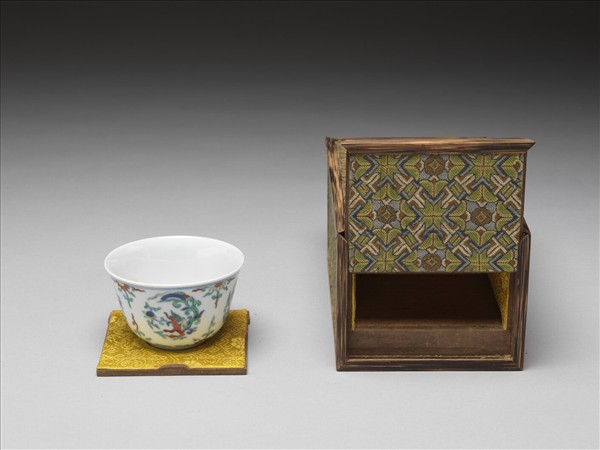 鬥彩團夔龍紋杯