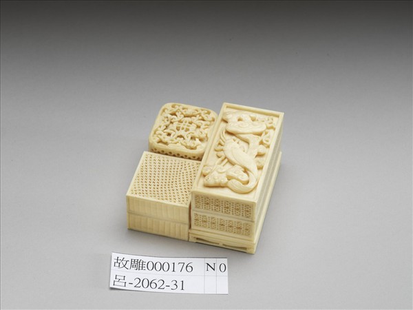 象牙雕透花三連盒