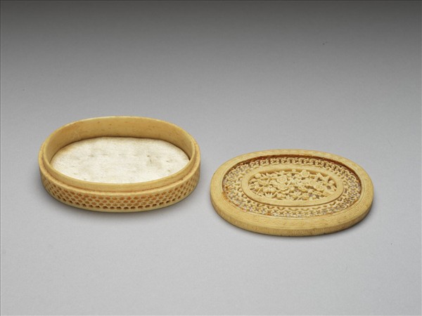 清 象牙雕透花盒