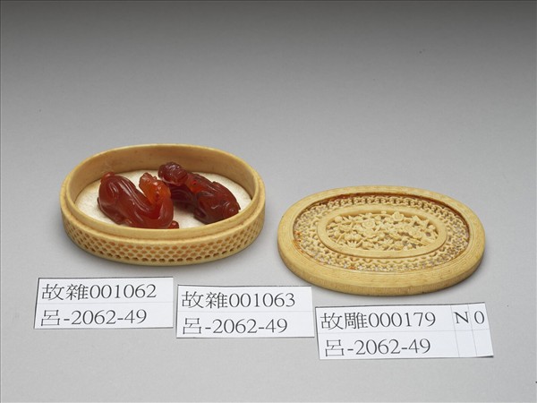 清 象牙雕透花盒