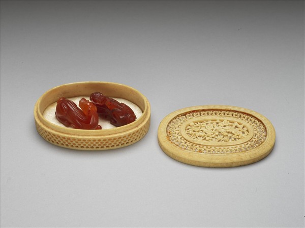 清 象牙雕透花盒