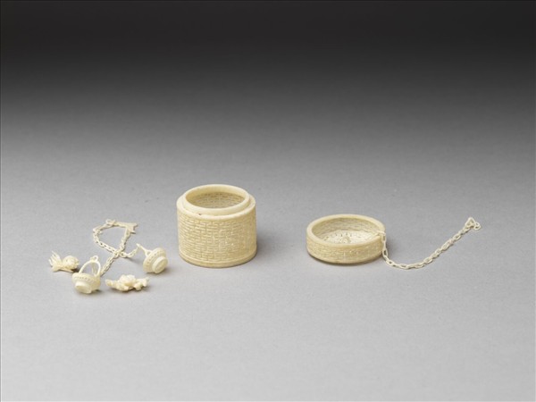 象牙雕透花圓盒