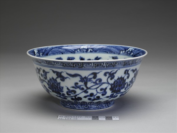 青花轉枝番蓮紋碗