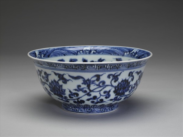 青花轉枝番蓮紋碗
