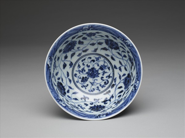 青花轉枝番蓮紋碗