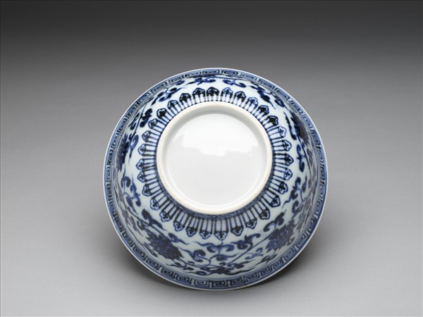 青花轉枝番蓮紋碗