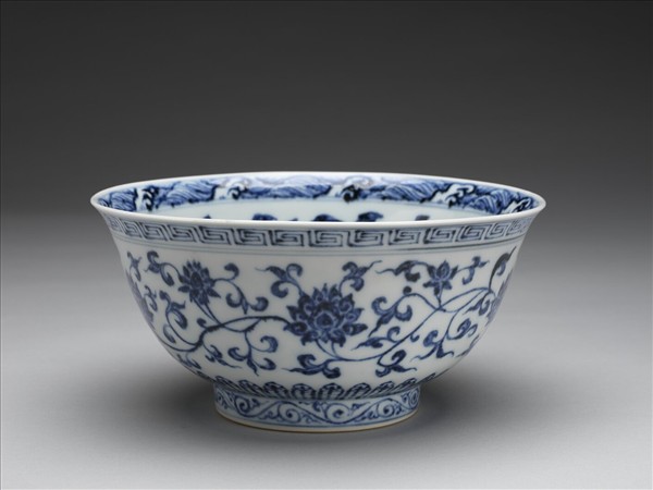 青花轉枝番蓮紋碗