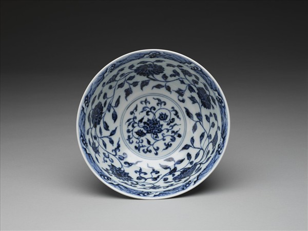 青花轉枝番蓮紋碗