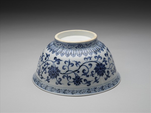 青花轉枝番蓮紋碗