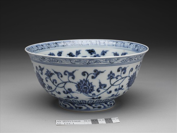 青花轉枝番蓮紋碗