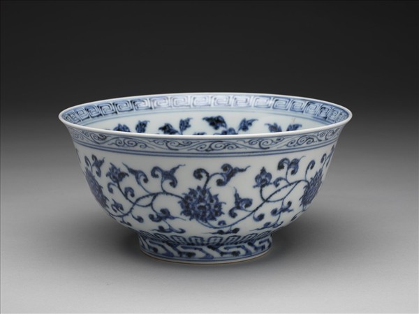 青花轉枝番蓮紋碗
