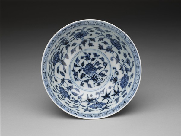 青花轉枝番蓮紋碗
