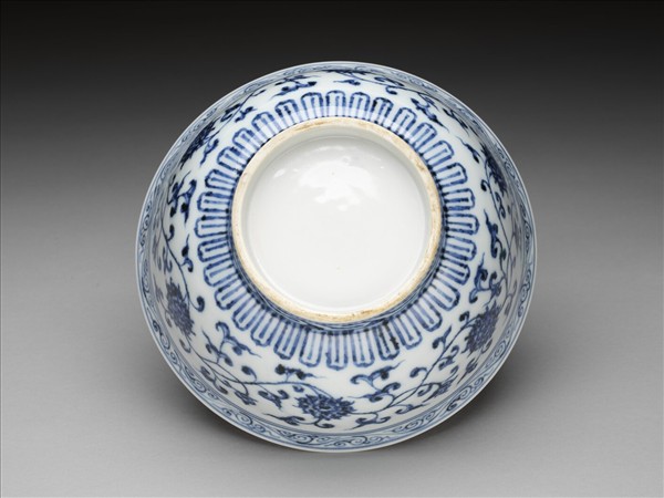 青花轉枝番蓮紋碗