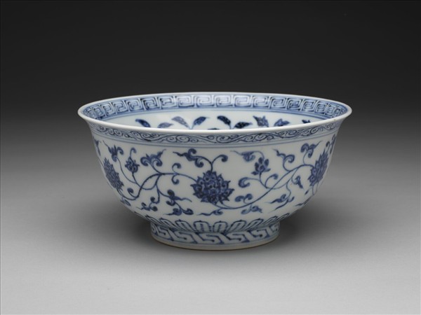 青花轉枝番蓮紋碗