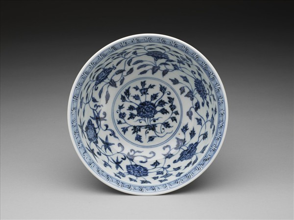 青花轉枝番蓮紋碗