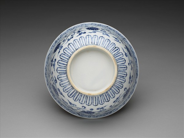 青花轉枝番蓮紋碗