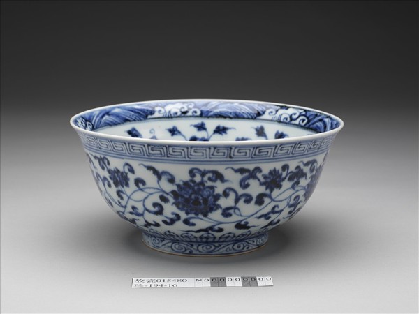 青花轉枝番蓮紋碗