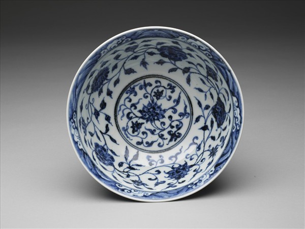 青花轉枝番蓮紋碗