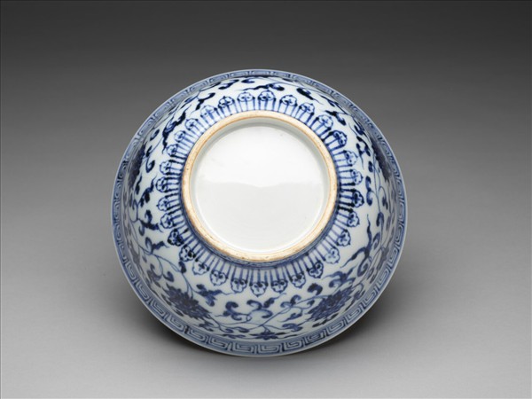 青花轉枝番蓮紋碗