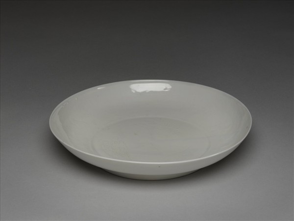 白瓷暗花盤
