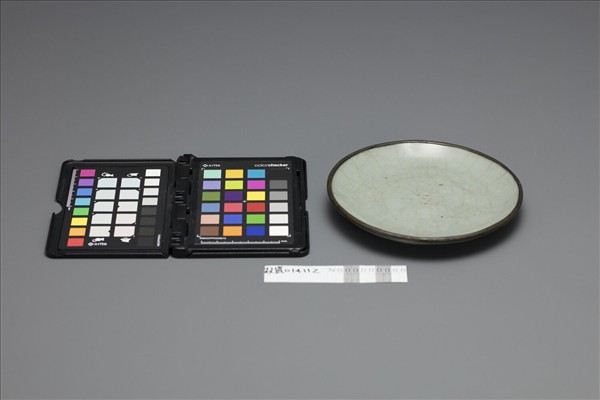 官窯 青瓷劃花蟠螭紋盤