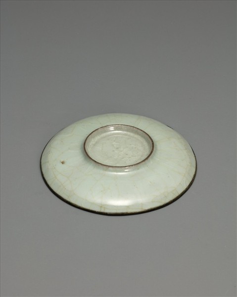 官窯 青瓷劃花蟠螭紋盤