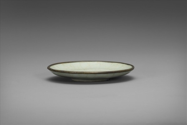 官窯 青瓷劃花蟠螭紋盤