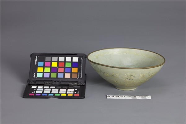 高麗青瓷象嵌雲鶴紋碗