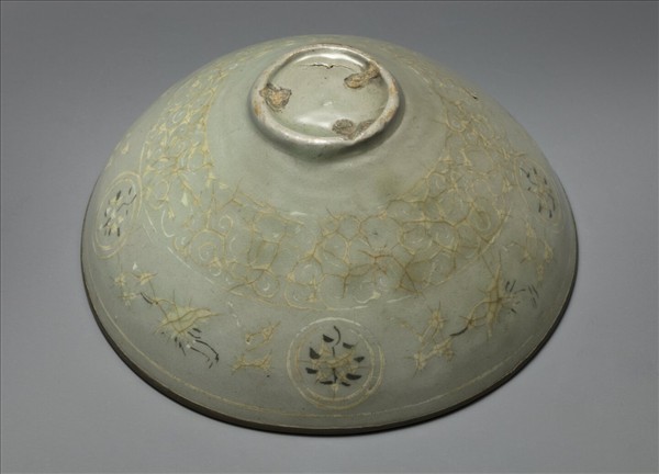 高麗青瓷象嵌雲鶴紋碗