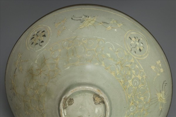 高麗青瓷象嵌雲鶴紋碗