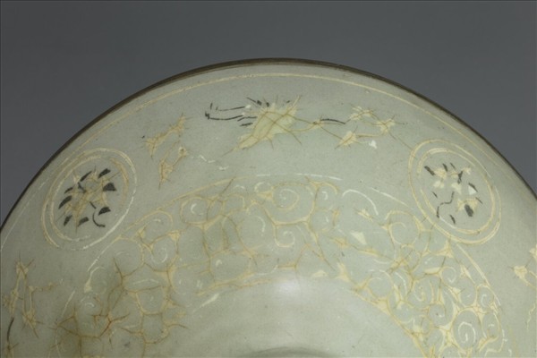 高麗青瓷象嵌雲鶴紋碗