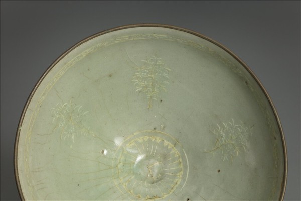 高麗青瓷象嵌雲鶴紋碗