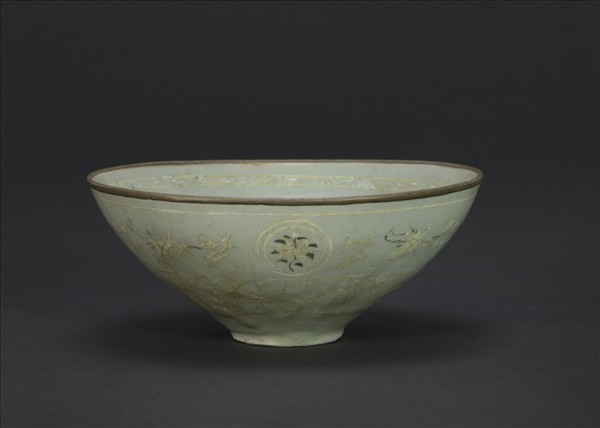 高麗青瓷象嵌雲鶴紋碗