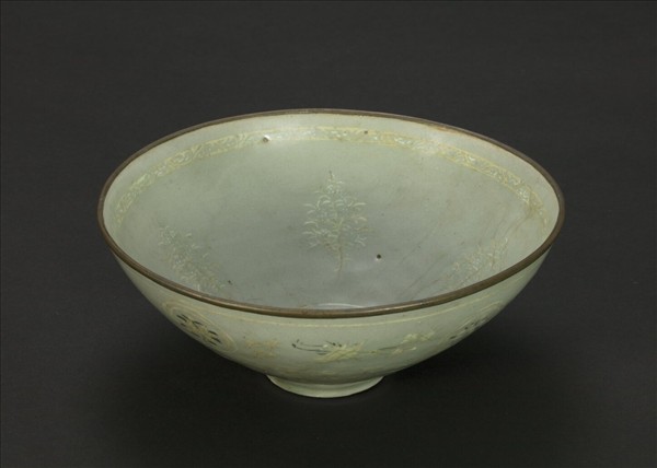 高麗青瓷象嵌雲鶴紋碗