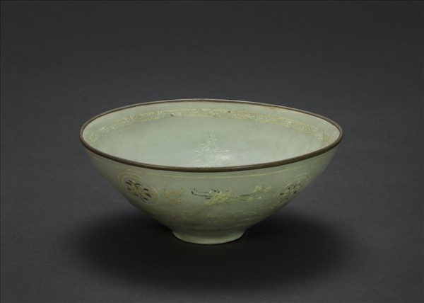 高麗青瓷象嵌雲鶴紋碗