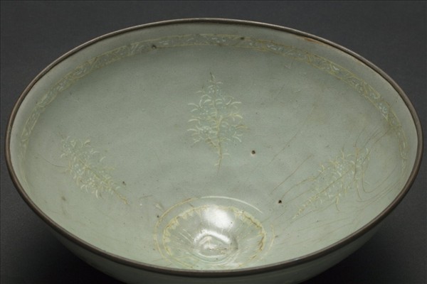 高麗青瓷象嵌雲鶴紋碗