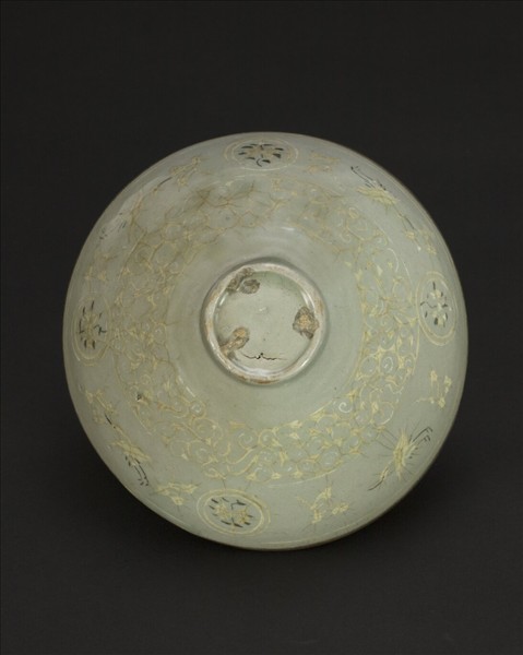 高麗青瓷象嵌雲鶴紋碗